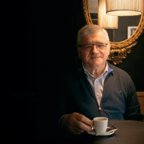 Ferando Martín tomando un café