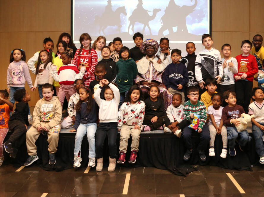El Rey Baltasar sorprendió a los niños durante la jornada navideña.