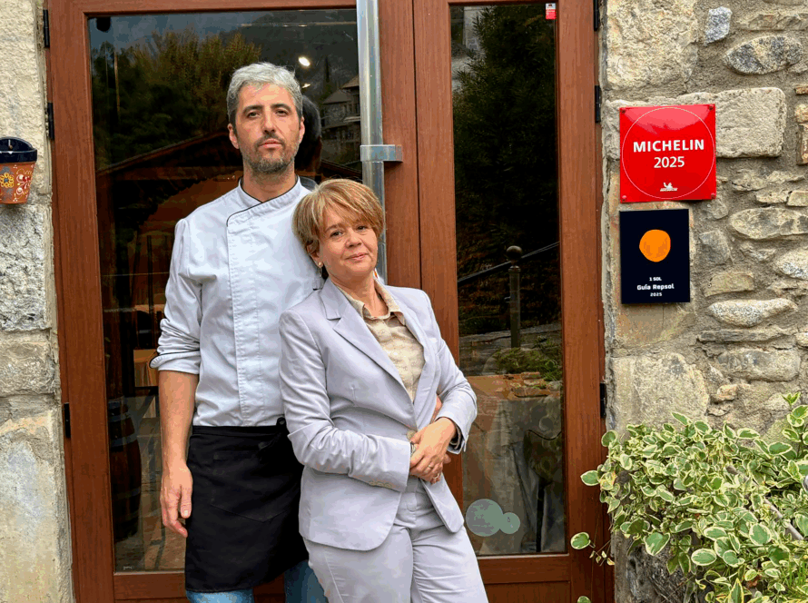 El equipo de Casa Rubén frente a su establecimiento en el Sobrarbe.